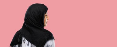 Hijab arka, arka görüş giyen genç Arap kadın