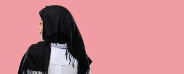 Hijab arka, arka görüş giyen genç Arap kadın