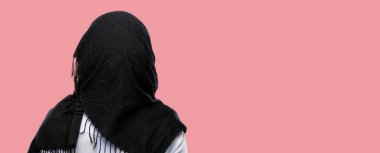 Hijab arka, arka görüş giyen genç Arap kadın
