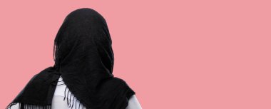 Hijab arka, arka görüş giyen genç Arap kadın
