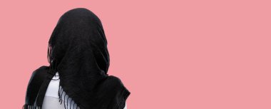Hijab arka, arka görüş giyen genç Arap kadın
