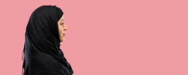 Kendinden emin ve mutlu bir büyük doğal gülümseme gülmek ile çapraz kollu hijab giyen genç Arap kadın