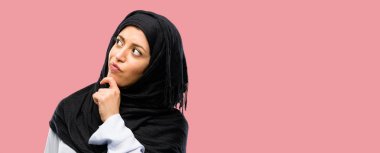 İle acımak yüz düşünceli düşünme hijab giyen genç Arap kadın