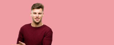 Bir şey boş elinde tutan yakışıklı genç