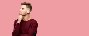 Yakışıklı genç adam düşünme ve şüphe ifade arıyorum ve merak ediyorum