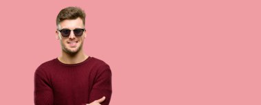 Yakışıklı genç adam kendinden emin ve mutlu bir büyük doğal gülümseme gülmek ile