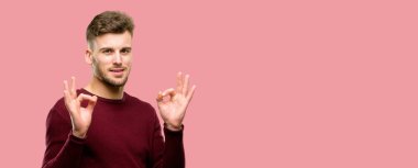 Meditasyon ve gevşeme ifade iki elinle ok işareti jest yapıyor yakışıklı genç