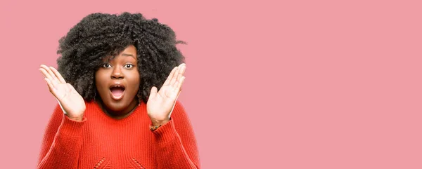 Mulher Africana Bonita Feliz Surpresa Aplaudindo Expressando Gesto Wow — Fotografia de Stock