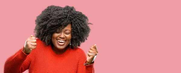 Hermosa Mujer Africana Feliz Sorprendido Animando Expresando Gesto Wow —  Fotos de Stock