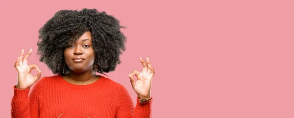 Mulher Africana Bonita Fazendo Gesto Sinal Com Ambas Mãos Expressando — Fotografia de Stock