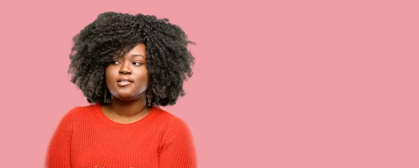 Smuk Afrikansk Kvinde Selvsikker Glad Med Stort Naturligt Smil Ser - Stock-foto