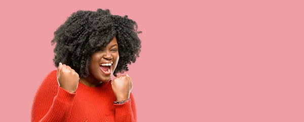 Hermosa Mujer Africana Feliz Emocionado Expresando Gesto Ganador Exitoso Celebrando —  Fotos de Stock