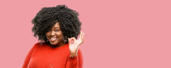 Ile Işareti Yapıyor Güzel Afrikalı Kadın Onaylama Hareketi — Stok fotoğraf