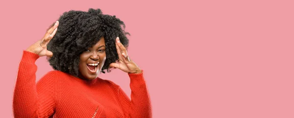 Красива Африканська Жінка Щаслива Здивована Веселість Виражаючи Жест — стокове фото