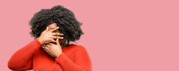 Beautiful African Woman Smiling Having Shy Look Peeking Her Fingers — Stock Photo, Image