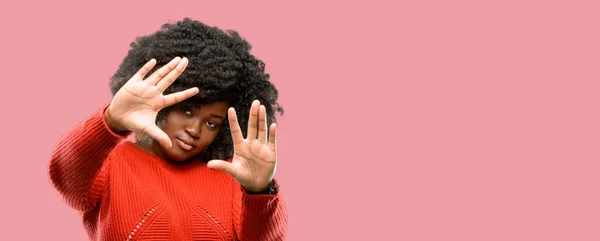 Beautiful African Woman Confident Happy Showing Hands Camera Composing Framing — Stock Photo, Image