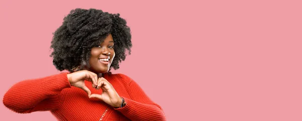 Schöne Afrikanerin Glücklich Zeigt Liebe Mit Händen Herzform Ausdruck Gesunder — Stockfoto