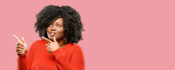 Hermosa Mujer Africana Apuntando Hacia Lado Con Dedo — Foto de Stock