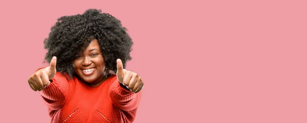 Красива Африканська Жінка Стоїть Щасливою Позитивною Великими Пальцями Вгору Схвалення — стокове фото