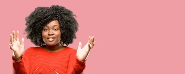 Vacker Afrikansk Kvinna Självsäker Och Glad Med Ett Stort Naturligt — Stockfoto