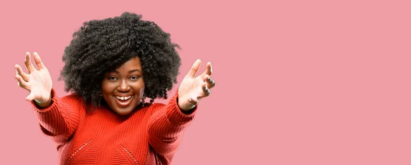 Mooie Afrikaanse Vrouw Zelfverzekerd Blij Met Een Grote Natuurlijke Glimlach — Stockfoto