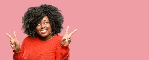 Hermosa Mujer Africana Mirando Cámara Mostrando Tanga Haciendo Señal Victoria —  Fotos de Stock