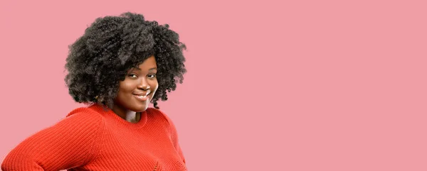 Vacker Afrikansk Kvinna Självsäker Och Glad Med Ett Stort Naturligt — Stockfoto