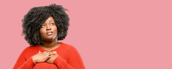 Mulher Africana Bonita Ter Sorriso Encantador Mãos Dadas Coração Querendo — Fotografia de Stock