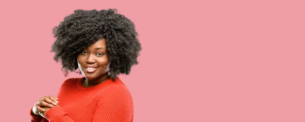 Vacker Afrikansk Kvinna Självsäker Och Glad Med Ett Stort Naturligt — Stockfoto