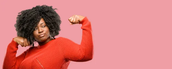 Hermosa Mujer Africana Mostrando Bíceps Expresando Fuerza Concepto Gimnasio Vida —  Fotos de Stock