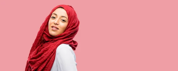 Mujer Árabe Joven Usando Hijab Confiado Feliz Con Una Gran — Foto de Stock