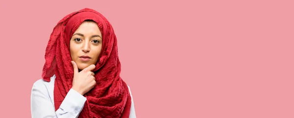 Молодая Арабская Женщина Хиджабе Думает Вдумчиво Умным Лицом — стоковое фото