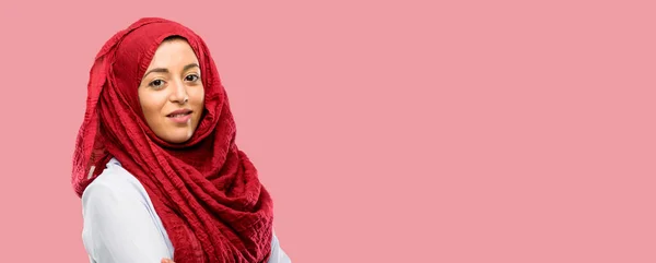 Jovem Árabe Mulher Vestindo Hijab Com Braços Cruzados Confiante Feliz — Fotografia de Stock