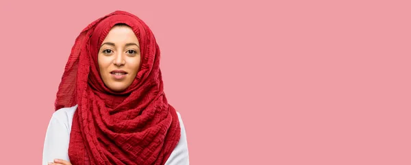 年轻的阿拉伯妇女戴着头巾与交叉双臂自信和快乐的一个大的自然微笑笑 — 图库照片