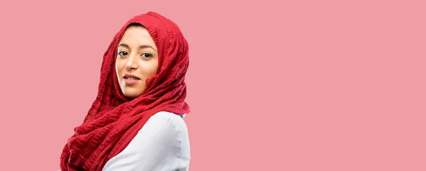自信を持って笑っている笑顔自然に満足して組んだ腕でヒジャーブを着ている若いアラブ女性 — ストック写真