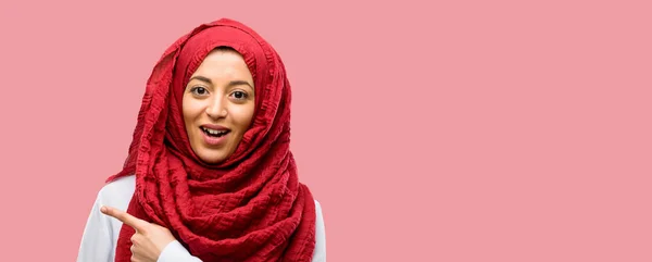 Young Arab Woman Wearing Hijab Pointing Away Side Finger — Stock Photo, Image