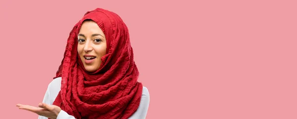 Junge Arabische Frau Trägt Hijab Und Hält Etwas Seiner Leeren — Stockfoto