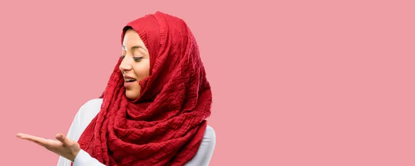 Mujer Árabe Joven Usando Hijab Sosteniendo Algo Mano Vacía —  Fotos de Stock