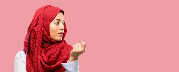 Mladá Arabská Žena Nosí Hidžáb Překřížením Rukou Sebevědomá Vážné — Stock fotografie
