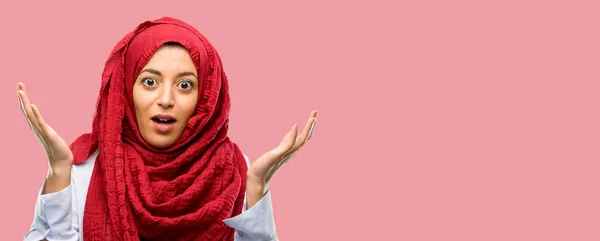 Mujer Árabe Joven Vistiendo Hijab Feliz Sorprendido Animando Expresando Gesto — Foto de Stock
