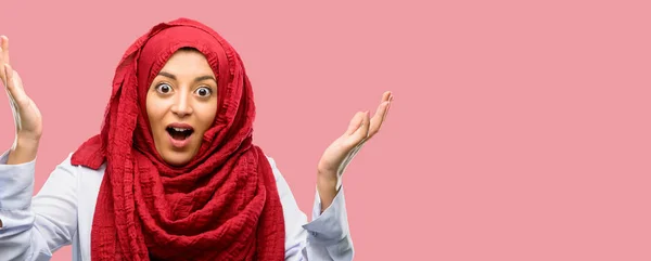 Молодая Арабская Женщина Хиджабе Счастлива Удивлена Приветствием Выражающим Вау Жест — стоковое фото