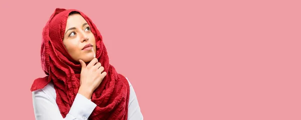 Jonge Arabische Vrouw Dragen Hijab Denken Het Opzoeken Van Uiten — Stockfoto