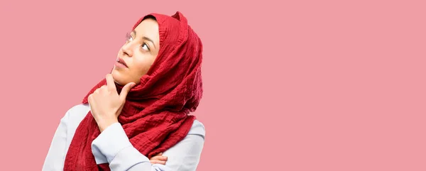 Jeune Femme Arabe Portant Hijab Penser Regarder Haut Exprimant Doute — Photo
