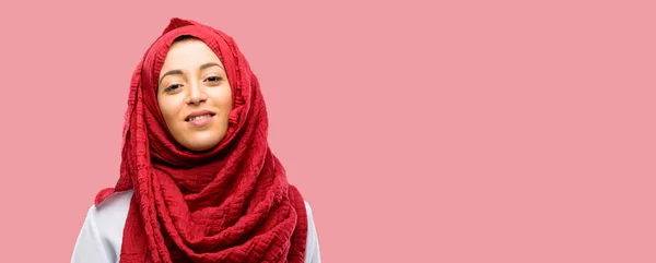 Junge Arabische Frau Trägt Hijab Selbstbewusst Und Glücklich Mit Einem — Stockfoto