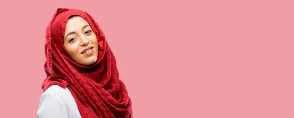 Junge Arabische Frau Trägt Hijab Selbstbewusst Und Glücklich Mit Einem — Stockfoto