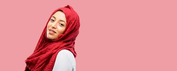 Jovem Árabe Mulher Vestindo Hijab Confiante Feliz Com Grande Sorriso — Fotografia de Stock