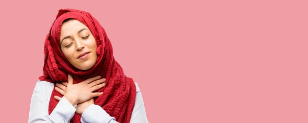 Mladá Arabská Žena Nošení Hidžábu Rukama Srdci Vyjádřit Lásku Zdraví — Stock fotografie