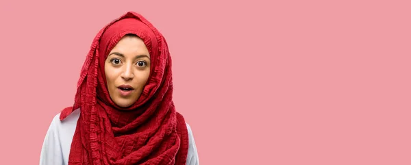 Junge Arabische Frau Hijab Erschrocken Drückt Panik Und Angst Aus — Stockfoto