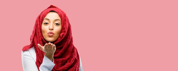 Unga Arabiska Kvinnan Bär Hijab Uttrycker Kärlek Blåser Kyss Kamera — Stockfoto