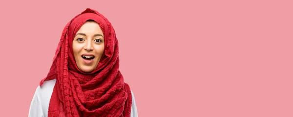 Mujer Árabe Joven Vistiendo Hijab Feliz Sorprendido Animando Expresando Gesto — Foto de Stock